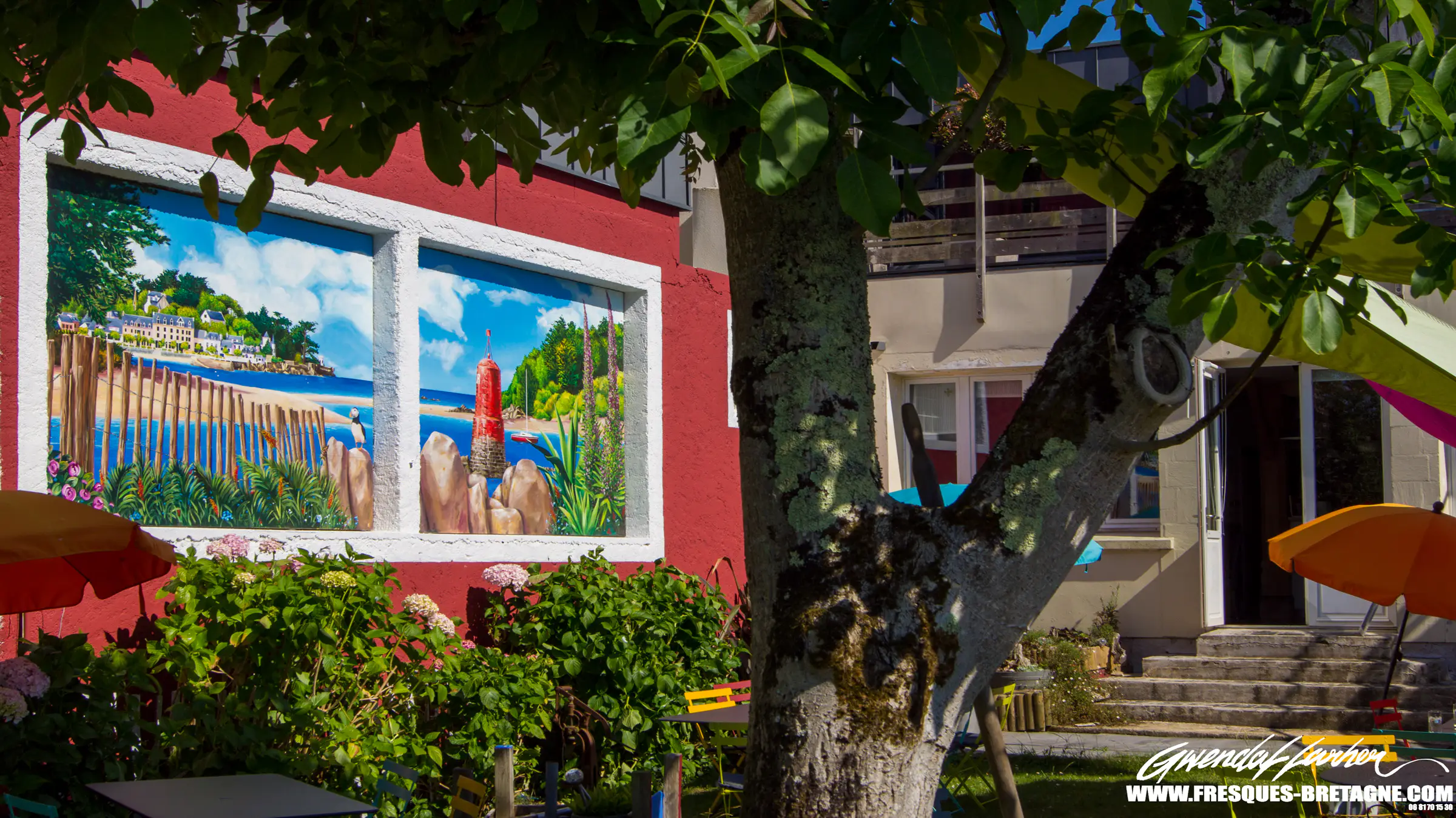 Crêperie Avel Zo à Plestin-les-Grèves : fresque décorative paysage maritime pour le jardin d'accueil
